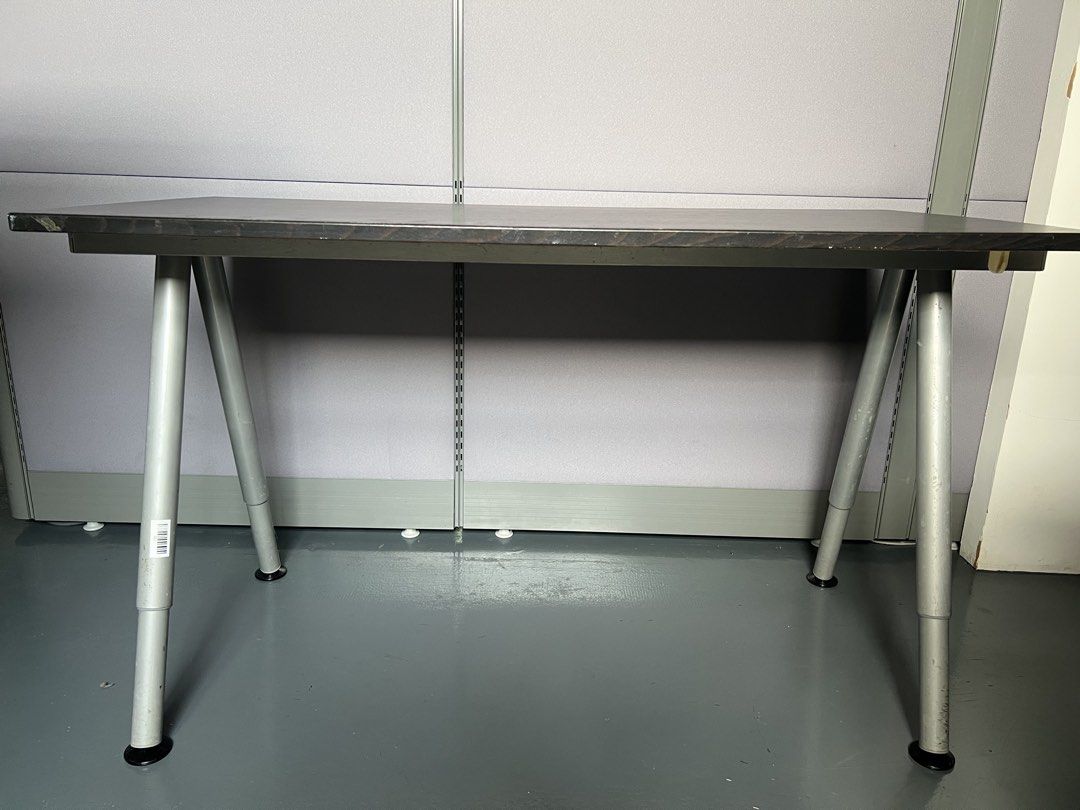 Table (Category: Tables & Sets) located in Singapore. Submitted by jacquelinequek54 (Listing ID 1454527003, Image 2). Description: Length 160cm x 80cm Width 2 pieces Extendable legs.