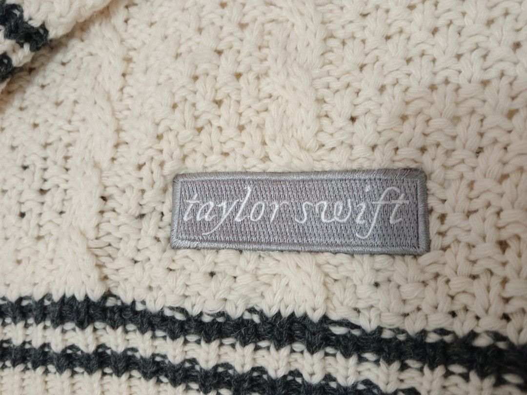 Taylor Swift Cardigan (Category: Longsleeves) located in Pozorrubio. Submitted by _jericho_ (Listing ID 1454453415, Image 3). Description: Size: MD/LG Rfs: Need funds to buy instax camera.