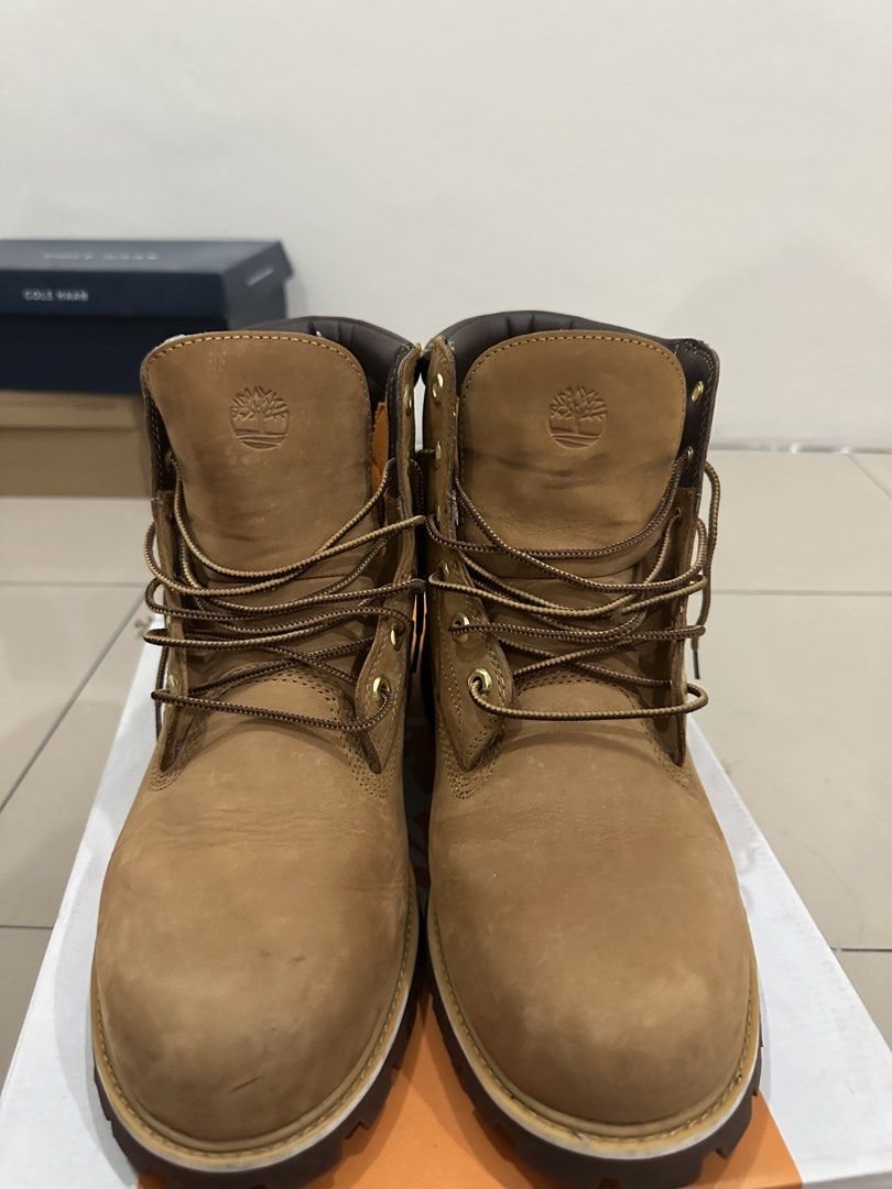 Timberland Basic Alburn Classic 6-Inch Premium Waterproof Boots (Category: Boots) located in Manila. Submitted by dihlicious (Listing ID 1454508526, Image 1). Description: Still in pristine condition The new shoe smell is still there! Bought in Hokkaido, Japan Used only in snowy places 2x Sole is squeaky clean, good as new Can still see the insole print Waterproof, proven and tested Negotiable .