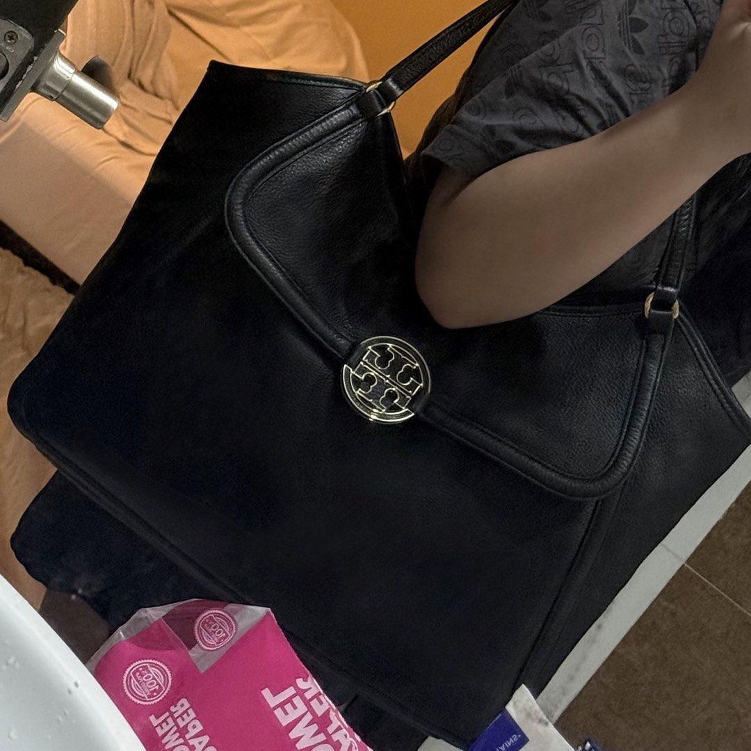 Tory Burch Tote Bag Original Large size (Category: Shoulder Bags) located in Manila. Submitted by bargainstore.ph (Listing ID 1453805197, Image 1). Description: Bought in the USA. Like new condition. Now flaws. Gold hardware still in great condition.