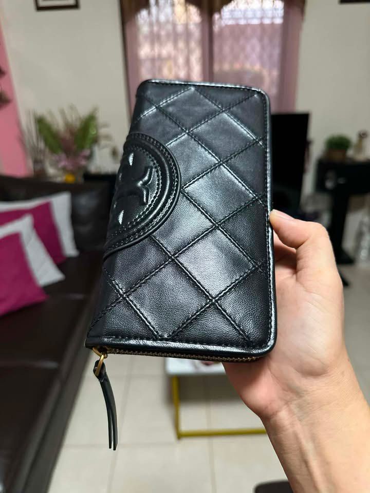 Tory Burch Wallet (Category: Luxury Bags & Wallets) located in Mandaue City. Submitted by ludz_0246 (Listing ID 1454394172, Image 1). Description: Ykk Zipper Puller Gold Hardware Card and Coin Slot Genuine Leather Made on Cambodia No Issue.