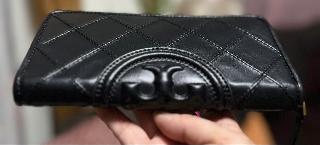 Tory Burch Wallet (Category: Luxury Bags & Wallets) located in Mandaue City. Submitted by ludz_0246 (Listing ID 1454394172, Image 3). Description: Ykk Zipper Puller Gold Hardware Card and Coin Slot Genuine Leather Made on Cambodia No Issue.