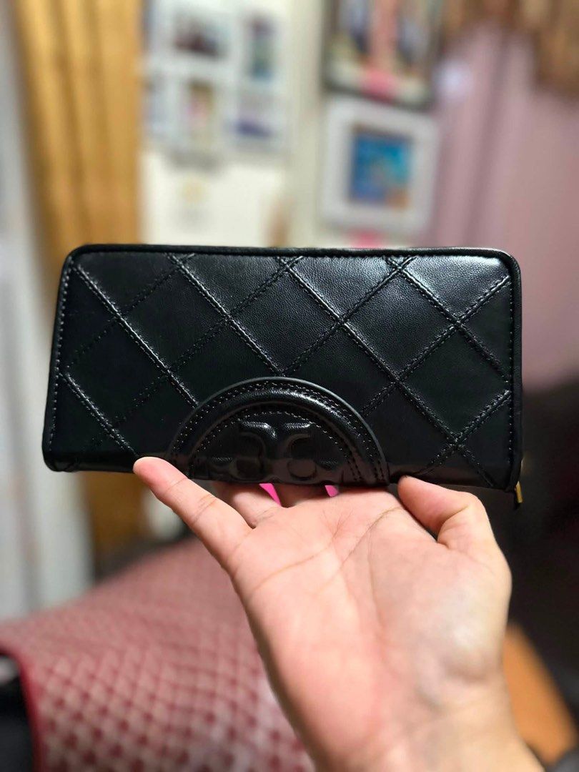 Tory Burch Wallet (Category: Luxury Bags & Wallets) located in Mandaue City. Submitted by ludz_0246 (Listing ID 1454394172, Image 2). Description: Ykk Zipper Puller Gold Hardware Card and Coin Slot Genuine Leather Made on Cambodia No Issue.