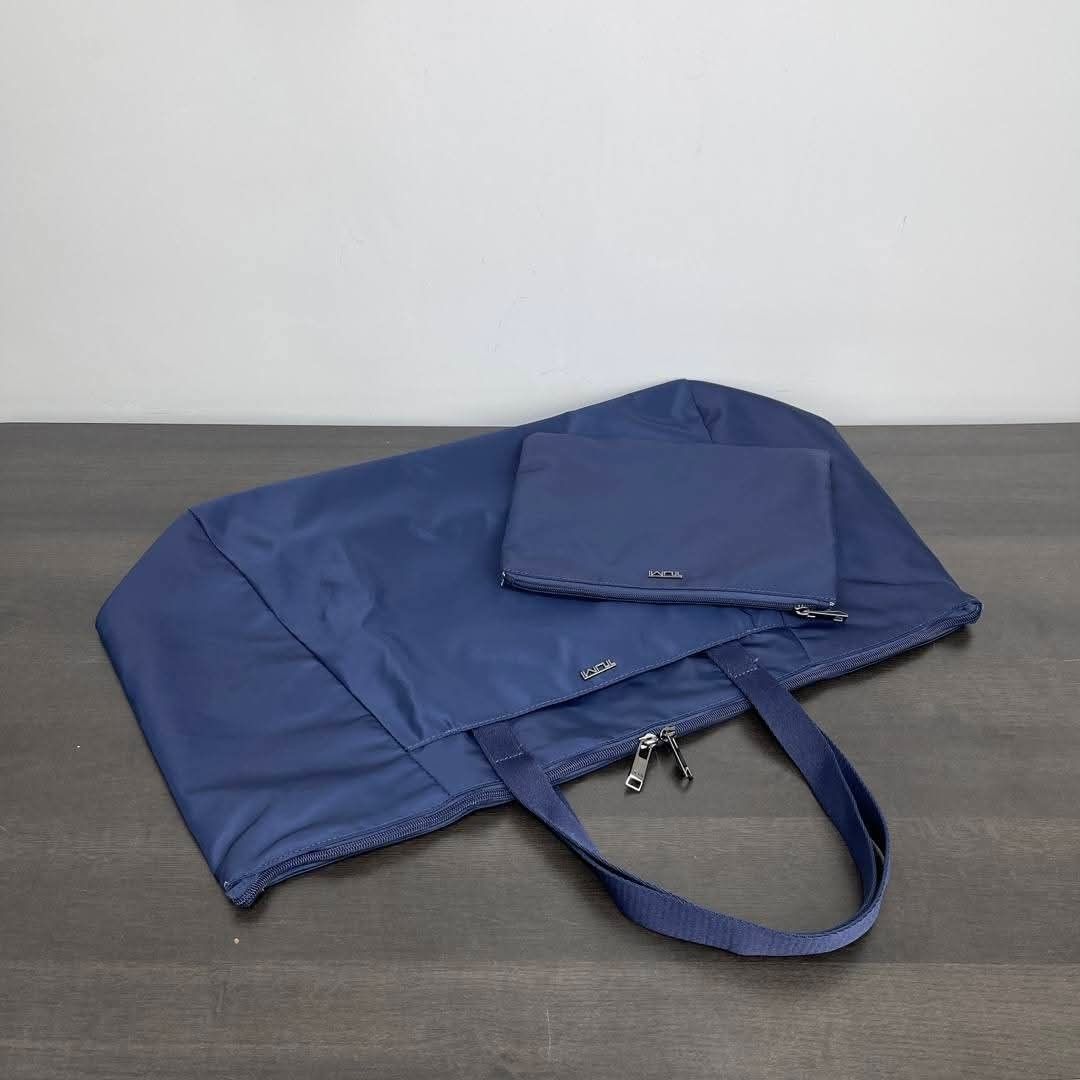 TUMI Just In Case Tote NAVY BLUE (Category: Tote Bags) located in Las Pinas. Submitted by shopchln (Listing ID 1454509024, Image 2). Description: Free shipping nationwide (via LBC) Same day shipping (sf c/o customer) Worldwide shipping 🌏 (sf c/o customer) PRODUCT DETAILS: Dimensions 14.0" X 23.0" X 9.0" Material: Nylon Double-zip entry to main compartment Open pocket Shoulder straps Add-a-Bag strap Zip pouch with snaps that attach to bag interio