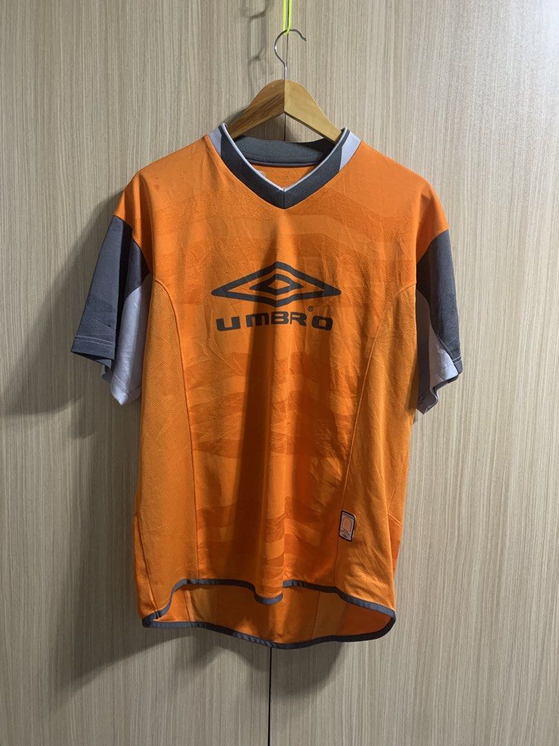 UMBRO jersey (Category: Tshirts & Polo Shirts ) located in Davao. Submitted by triftnitroy (Listing ID 1454517460, Image 2). Description: Umbro Dimes: 23x29 Best fit XL Color rate: 10/10 Condition: Very good (Erased print tag).