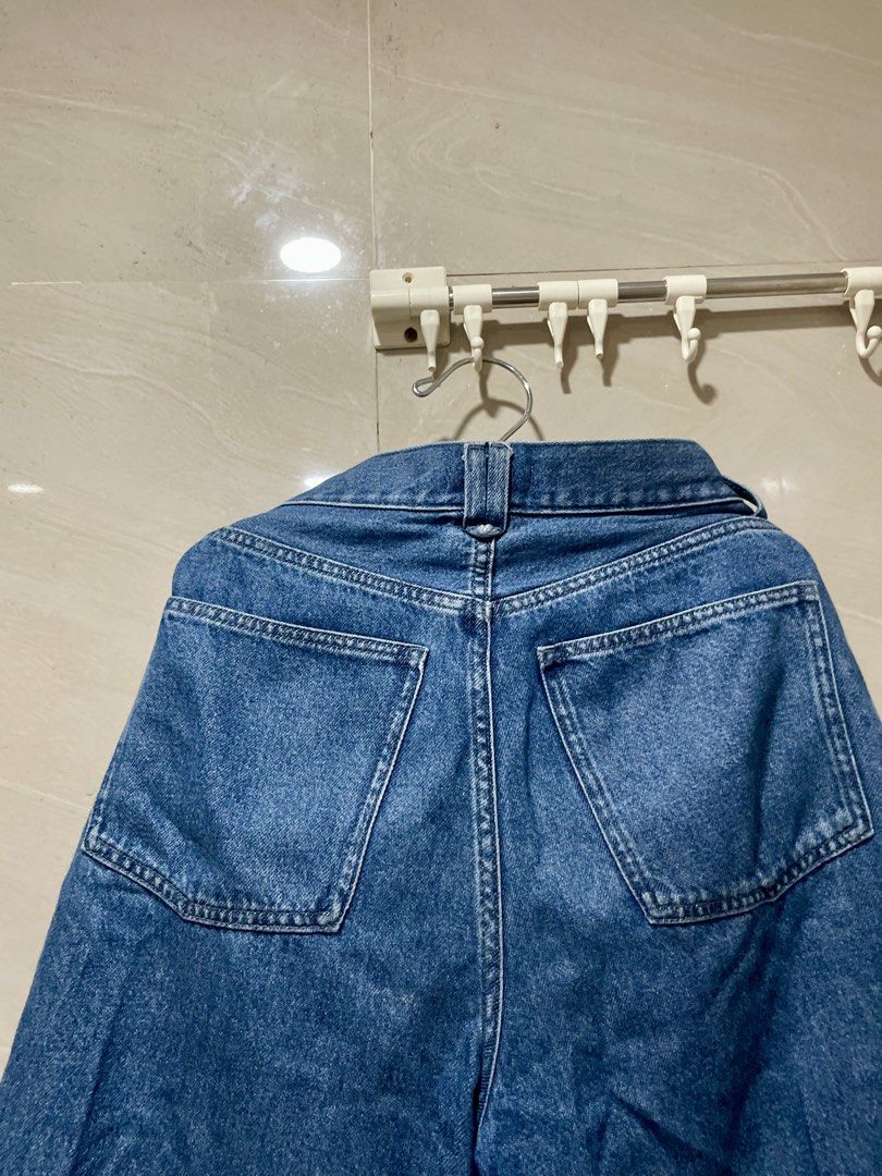 Uniqlo jorts / shorts (Category: Shorts) located in San Juan City. Submitted by prelovedstuff_01 (Listing ID 1454489995, Image 2). Description: Not my style anymore No flaws Size 26 on tag.
