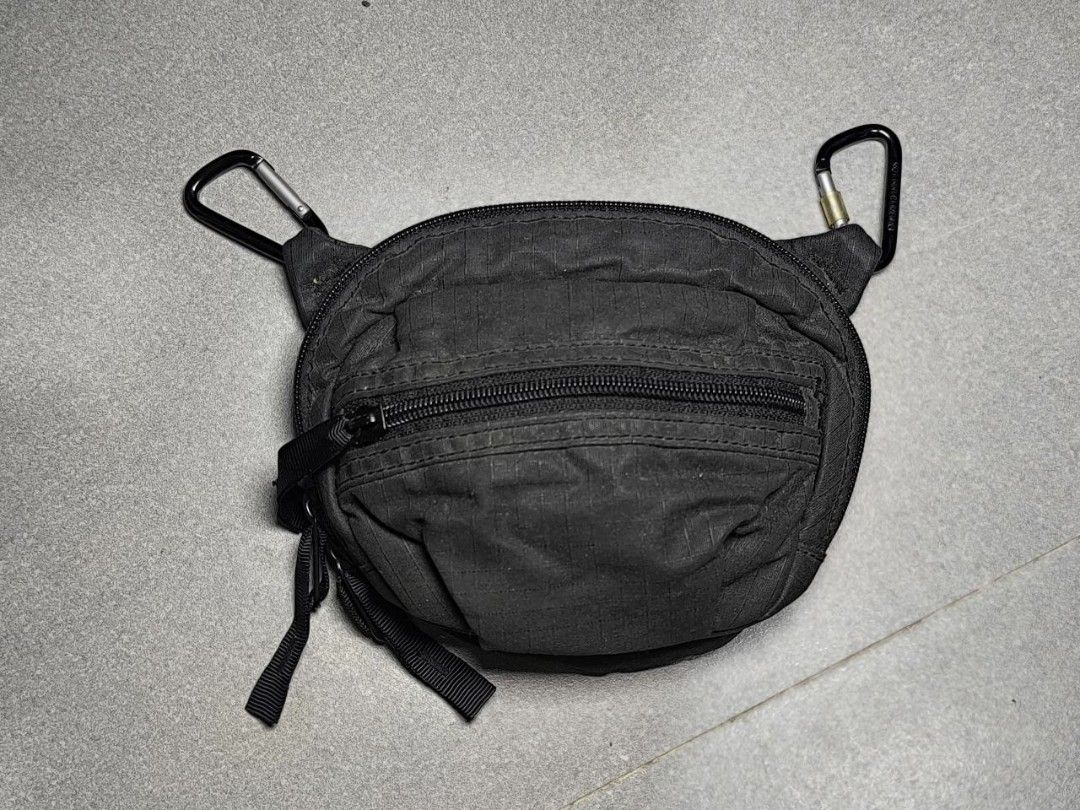 Uniqlo Pouch with Carabiner Clips (Category: Purses & Pouches) located in Baguio. Submitted by aftereditbymc (Listing ID 1454491531, Image 1). Description: Rfs: decluttering 📍 Baguio City ❗ payment first -DA Mabini/LT with hf -Shipping via J&T .