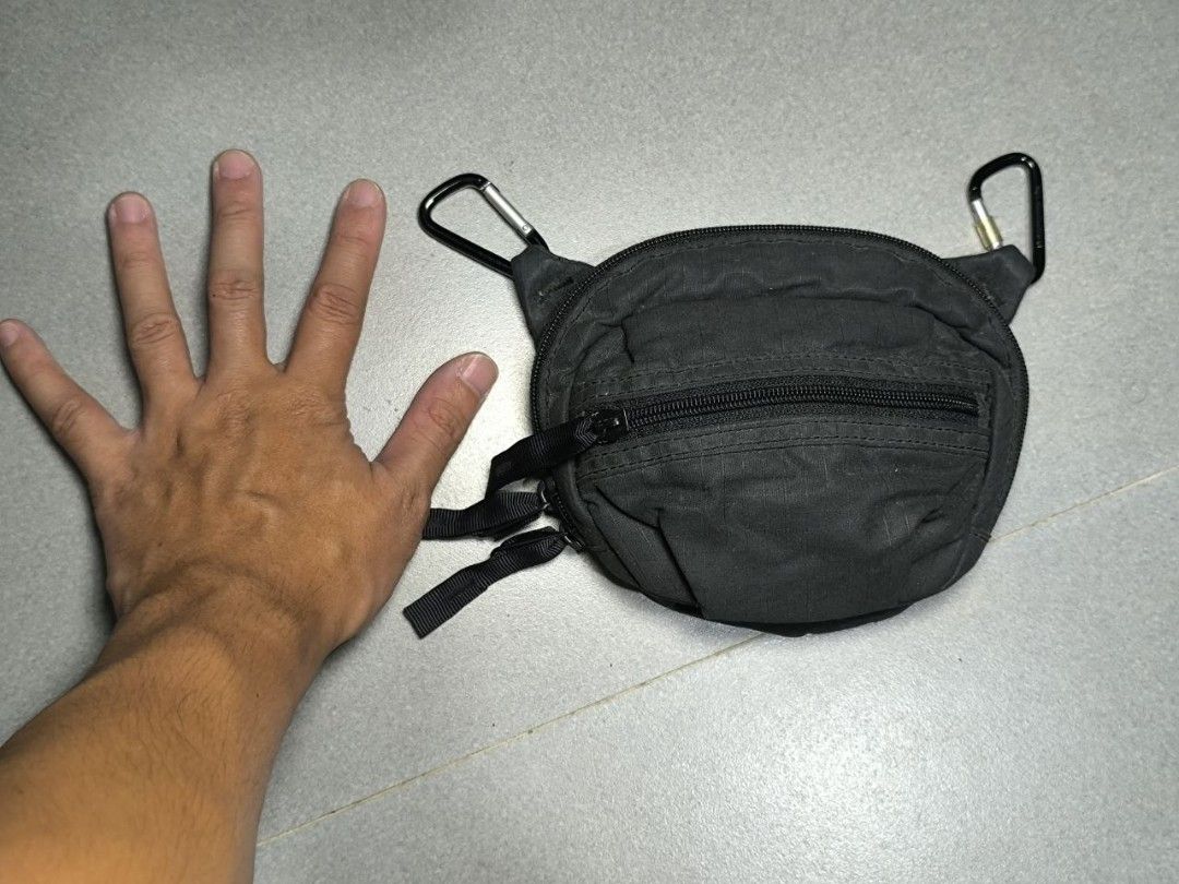Uniqlo Pouch with Carabiner Clips (Category: Purses & Pouches) located in Baguio. Submitted by aftereditbymc (Listing ID 1454491531, Image 3). Description: Rfs: decluttering 📍 Baguio City ❗ payment first -DA Mabini/LT with hf -Shipping via J&T .