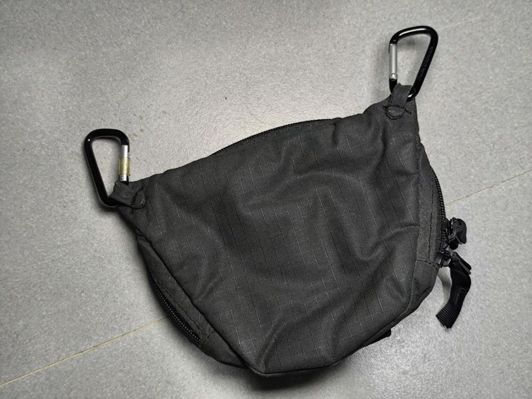 Uniqlo Pouch with Carabiner Clips (Category: Purses & Pouches) located in Baguio. Submitted by aftereditbymc (Listing ID 1454491531, Image 2). Description: Rfs: decluttering 📍 Baguio City ❗ payment first -DA Mabini/LT with hf -Shipping via J&T .
