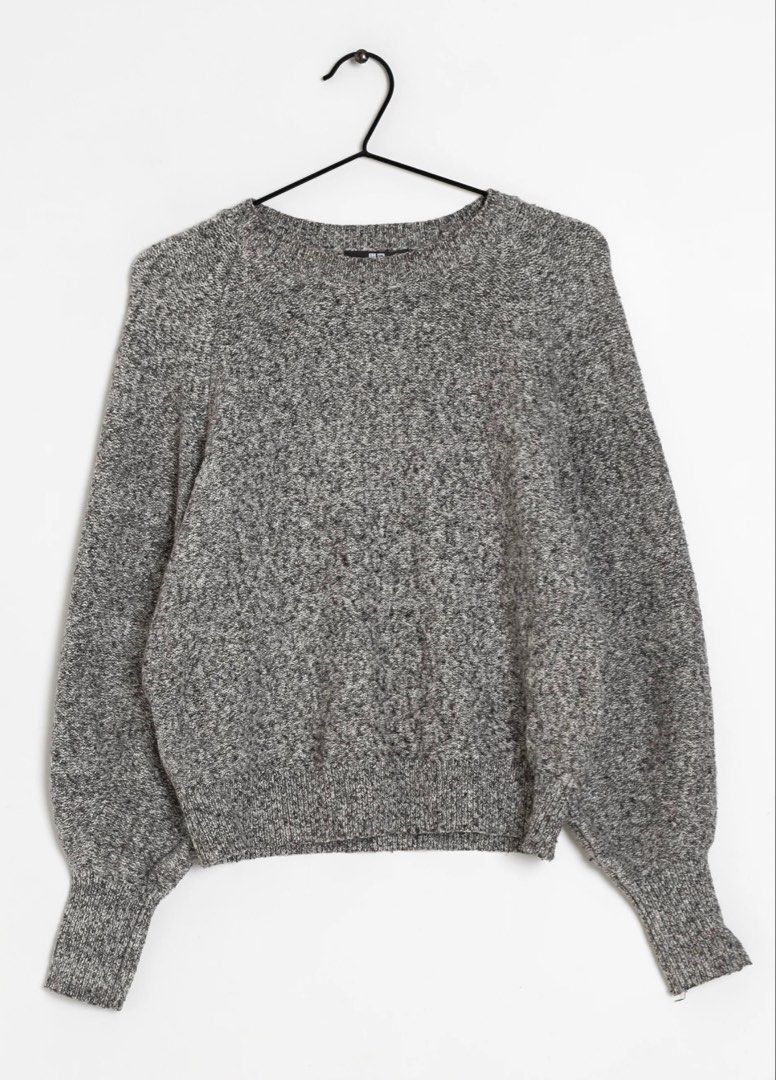 Uniqlo Speckled Knit Sweater (Category: Longsleeves) located in Quezon City. Submitted by grai25 (Listing ID 1447810449, Image 1). Description: - Uniqlo grey speckled knit sweater - Long sleeves with ribbed cuffs - Classic crew neck style - Cozy and warm for cooler weather - Versatile for pairing with jeans or skirts.