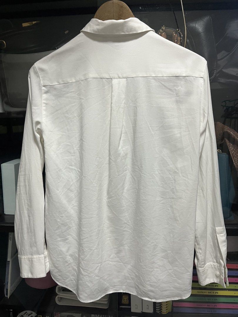 Uniqlo white rayon top (Category: Longsleeves) located in Quezon City. Submitted by madshoppe (Listing ID 1454437533, Image 2). Description: Size Medium No flaws.