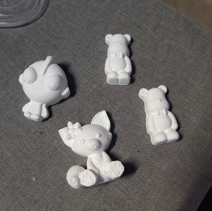 Unpainted Ceramic Figurines and Paint Pots Set (Category: Art & Prints) located in Quezon City. Submitted by dncpreloved (Listing ID 1454400698, Image 1). Description: - Set of unpainted figurines including cute bears and a cat. - Comes with a collection of small paint pots in various colors. - Ideal for arts and crafts projects. - Unleash your creativity and personalize your figures!.