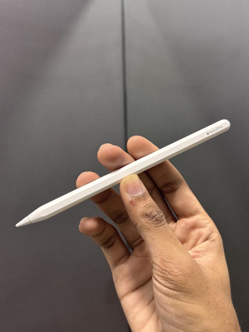 Use (Category: Laptops & Notebooks) located in Kuala Lumpur. Submitted by wikkolus (Listing ID 1454496630, Image 3). Description: - iPad Air 11-inch (M3) - Color: Space Gray - Storage: 256GB - Condition: Excellent - Powerful M3 chip for smooth performance - Lightly used with warranty active (limited) - Charger adapter unavailable - Box available - Letting go to upgrade to a desktop - Price somewhat negotiable - Can meetup to check condition etc… 