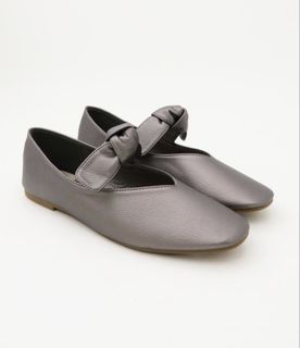 (Category: ) located in . Submitted by revivalcloset.co (Listing ID 1454430964, Image 1). Description: .