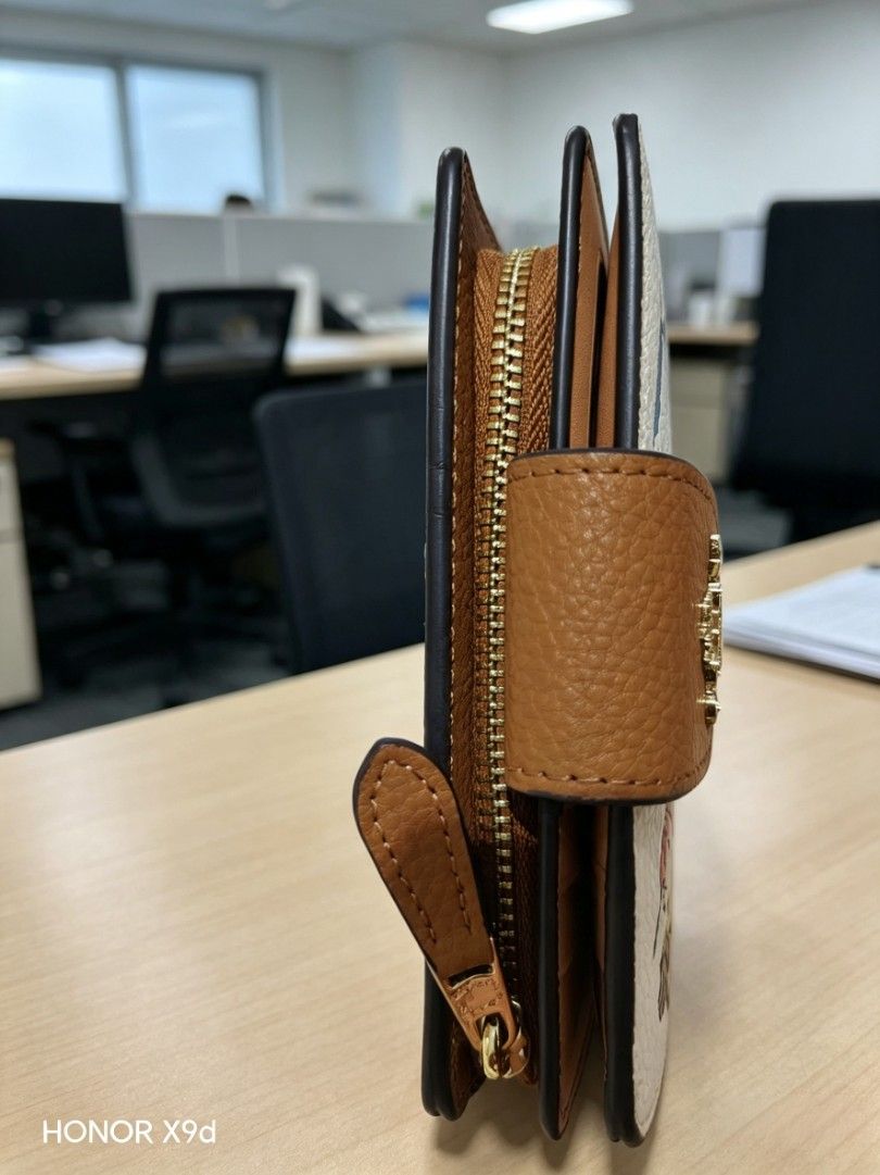 Wallet (Category: Purses & Pouches) located in Manila. Submitted by cupcak305 (Listing ID 1454493292, Image 2). Description: Inclusions : Dust bag Box.