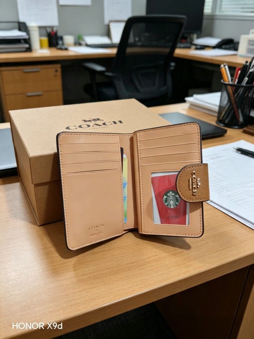 Wallet (Category: Purses & Pouches) located in Manila. Submitted by cupcak305 (Listing ID 1454493292, Image 3). Description: Inclusions : Dust bag Box.