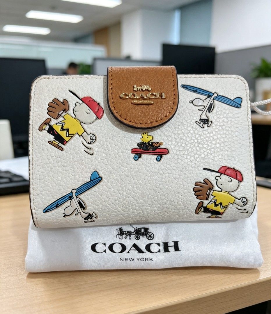 Wallet (Category: Purses & Pouches) located in Manila. Submitted by cupcak305 (Listing ID 1454493292, Image 1). Description: Inclusions : Dust bag Box.