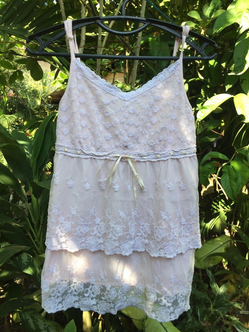 White laced sleeveless (Category: Looking For) located in Placer. Submitted by whimsythrifts (Listing ID 1454539163, Image 1). Description: .
