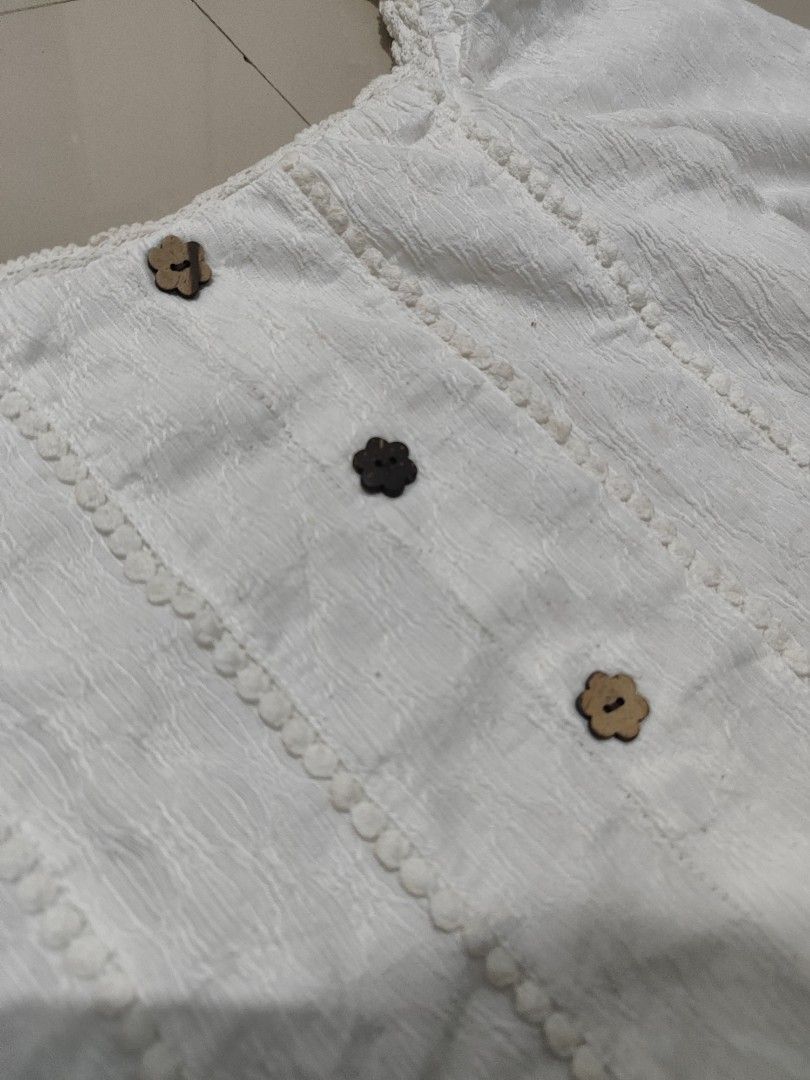 White Square Neck Puff Sleeve Blouse with Button Detail (Category: Blouses) located in Dasmarinas. Submitted by cronaur (Listing ID 1454521473, Image 2). Description: - Fits M/L - Never worn it (Too big for me TvT) - check slides for flaw/s - color may vary due to lighting.