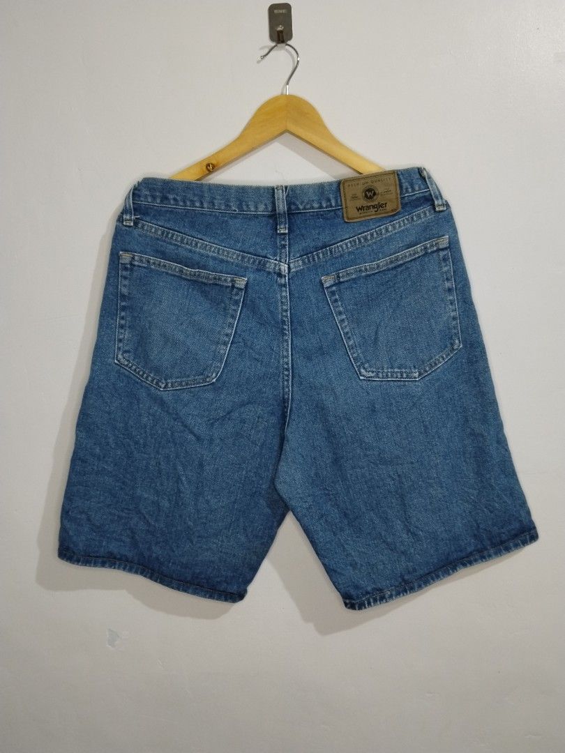 Wrangler Jorts (Category: Shorts) located in Bago City. Submitted by classic_picked_up (Listing ID 1454394645, Image 2). Description: excellent no Issue 32-33 waist 20.5 length 9.5/10 color rate.