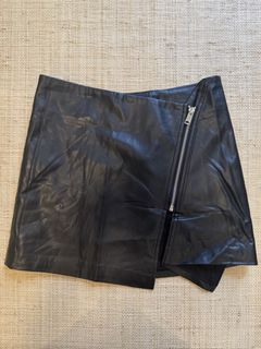 (Category: ) located in . Submitted by ls.closet (Listing ID 1454463009, Image 1). Description: .