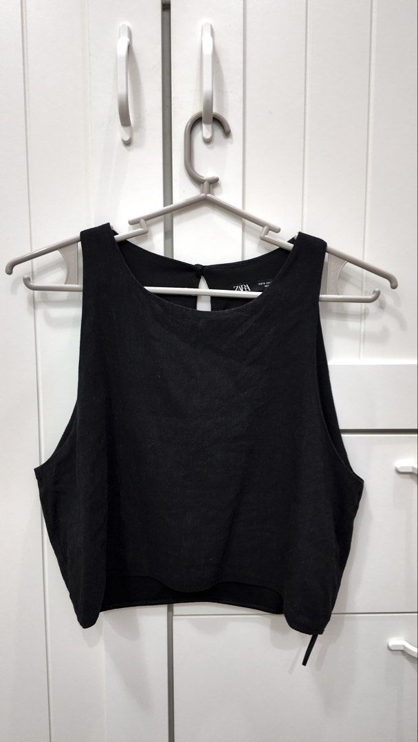 Zara Black Sleeveless Cropped Top (Category: Sleeveless) located in Santa Rosa. Submitted by _jnny (Listing ID 1454384696, Image 1). Description: - Black Zara cropped top - Sleeveless design - Keyhole detail at the back - Simple and versatile - Dress up or down - Great for layering or wearing solo - Pairs well with skirts or pants.