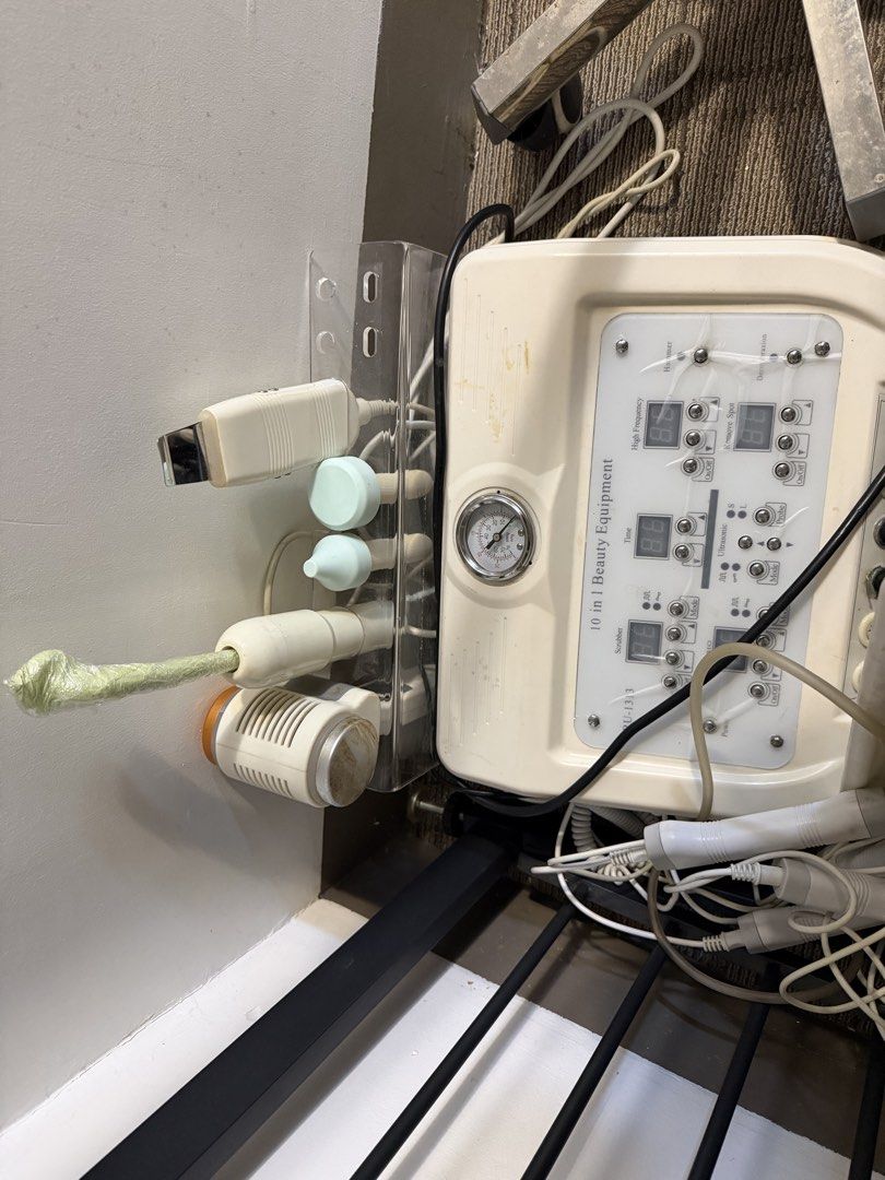 10in1 machine facial (Category: Face Masks & Face Shields) located in Santa Rosa. Submitted by que_08 (Listing ID 1454670647, Image 1). Description: .