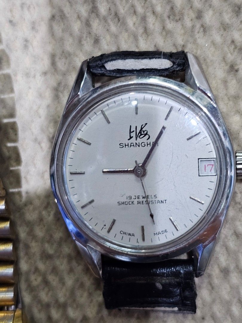 (數十年唔知價，自出合理價高者得) 8.90年代"上海". 寶路華"BULOVA". 瑞士司馬"CYMA"."Durffee"舊手錶4隻 （分類：手錶）位於 Hong Kong。 由 hingtak 提交（商品編號 1454736228，圖片 3）。簡介： 數十年使用較舊，上海錶正常行走，另外3隻均唔行， 均當壞錶賣，眼見咁多，狀態如圖，快交收及使用順豐運費到付者優先。