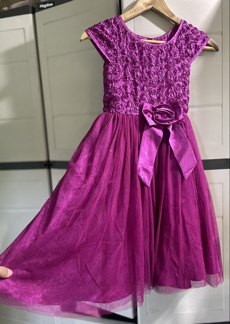 💖 Magenta / Fuchsia Textured Rosette Party Dress 💖 (Category: Babies & Kids Fashion) located in Roxas City. Submitted by budgetfindsroxasph (Listing ID 1437118362, Image 1). Description: Stunning kids formal gown! Perfect for birthdays, flower girl duties, pageants, or special events! Brand: Jona Michelle Size: Can fit 5–7 years old (depends on body build) Condition:good pre-loved condition Price: ₱750 (Bought for ₱1,800 in boutique!) Terms: 🚚