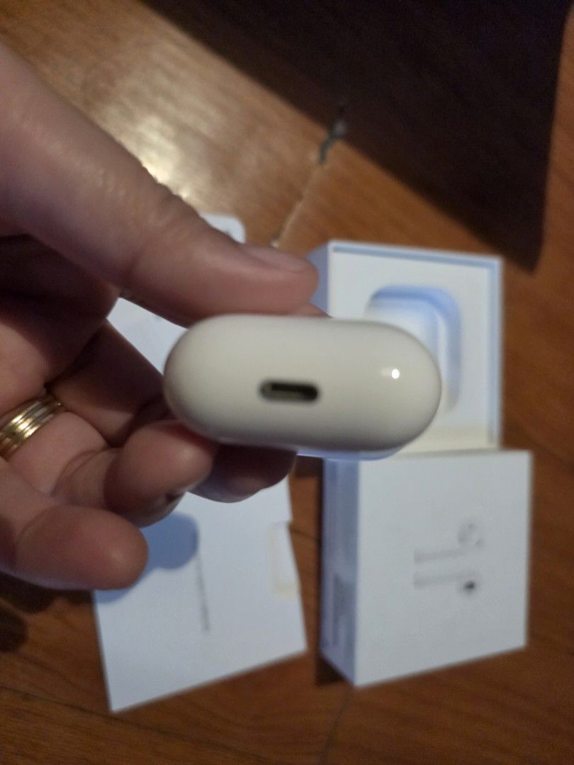 Airpods changing case ONLY (Category: Earphones) located in Quezon City. Submitted by nanayandkidspreloved (Listing ID 1454580399, Image 3). Description: naiwan sa hotel abroad and airpods..