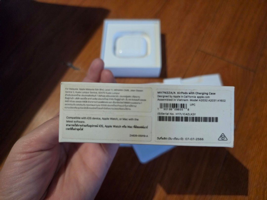 Airpods changing case ONLY (Category: Earphones) located in Quezon City. Submitted by nanayandkidspreloved (Listing ID 1454580399, Image 2). Description: naiwan sa hotel abroad and airpods..