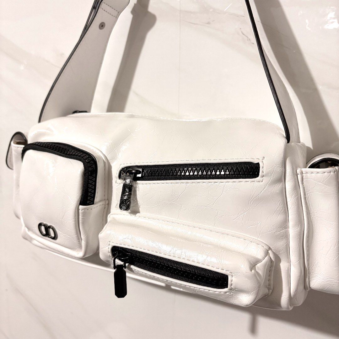 SALE❗️Alberto White Florie Two way Bag (Category: Shoulder Bags) located in Tarlac. Submitted by shantirisque (Listing ID 1454589256, Image 3). Description: LAST PRICE POSTED❗️ FIXED PRICE‼️ 🤍 FOR SALE | ALBERTO WHITE FLORIE 2-WAY BAG ✨ Brand: ALBERTO ✨ Color: White with black contrast details ✨ Condition: BRAND NEW — NEVER USED ✨ Inclusions: Complete with its original dust bag ✨ Ways to wear: 2-WAY BAG • 🤍 Sling/Crossbody — using the longer ad