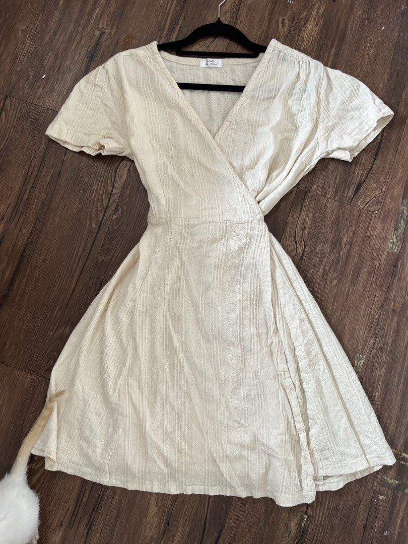 Anko Cream Textured Wrap Midi Dress (Category: Dresses) located in Muntinlupa City. Submitted by lovedbysabel (Listing ID 1454619862, Image 3). Description: Worn three times, with no flaws at all. Bought during my trip to Thailand. The waist has ties, making it adjustable. It’s a bit wrinkled in the photos since it has been stored in the closet for a long time Size: Small Length: 33 inches Width: 17.5 inches.