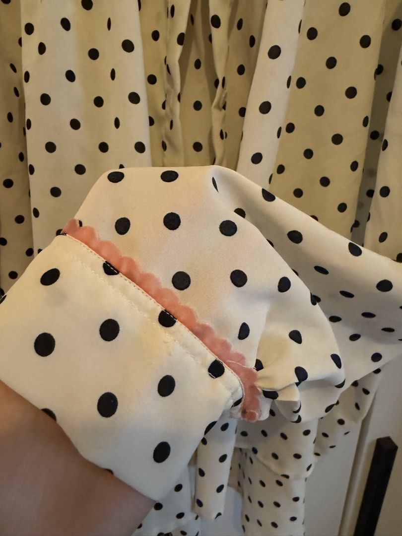 Arared (Category: Blouses) located in Gombak. Submitted by atier (Listing ID 1454663699, Image 3). Description: Size L , orang size M pakai pun okay Loose cutting Takde measurement Cute top! .