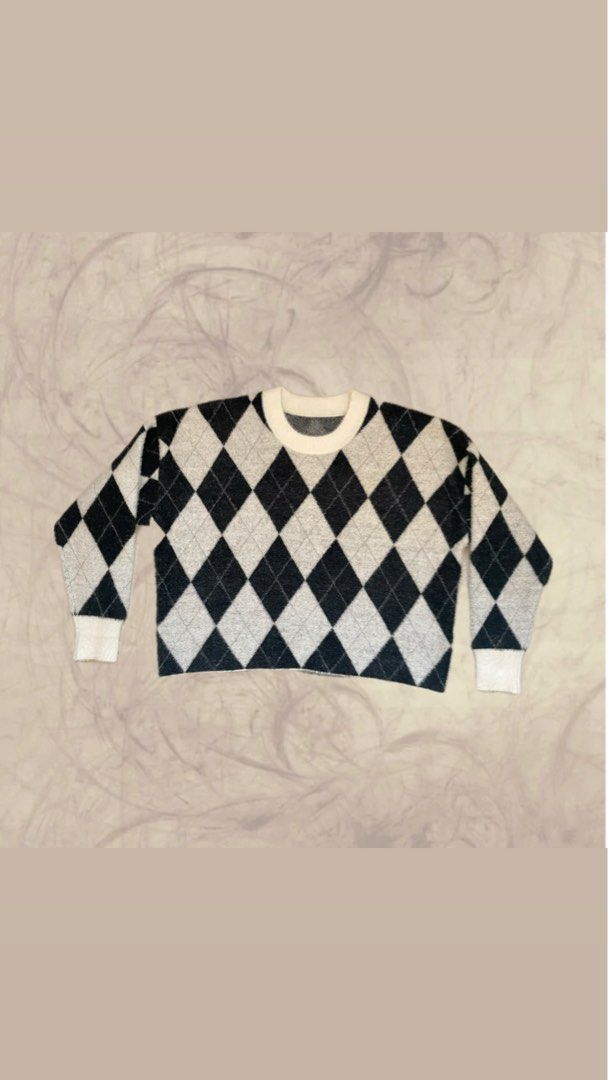 Argyle Pattern Sweater （分類：長袖衫）位於 Hong Kong。 由 chc1vrs 提交（商品編號 1454715499，圖片 1）。簡介： Classic argyle pattern sweater. Black and grey diamond design. Crew neck with white trim. Long sleeves with white cuffs. Cozy knit material. Great for layering or wearing on its own. Looks good with jeans or skirts.。