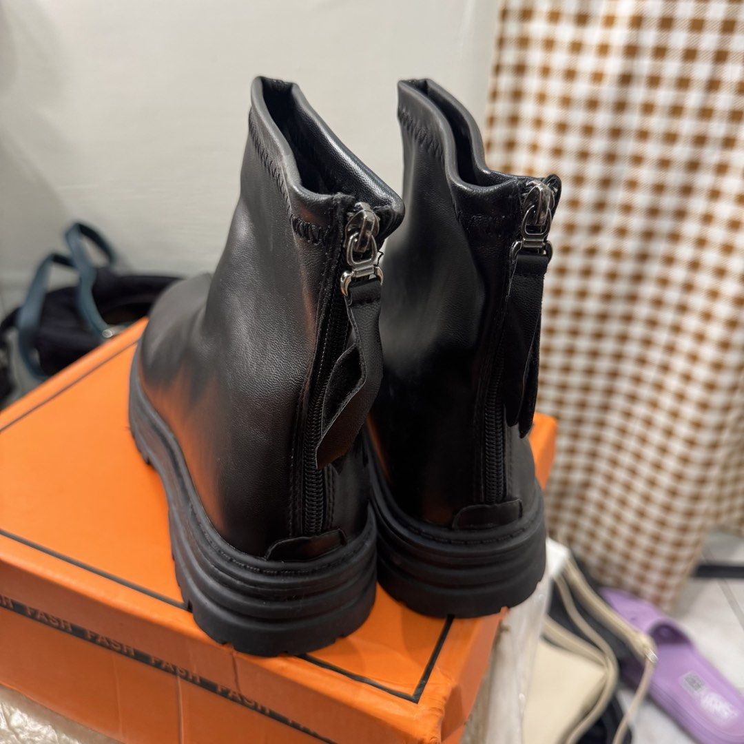 Assorted boots for men & women (Category: Boots) located in Malabon City. Submitted by shnit (Listing ID 1454657749, Image 3). Description: Assorted boots for men & women 1. Leather boots for women - size 40 / 25 cm 2. Black winter puffer boots for men - size 10US P299 only 📍Malabon city Lalamove / JNT is ok ✅.