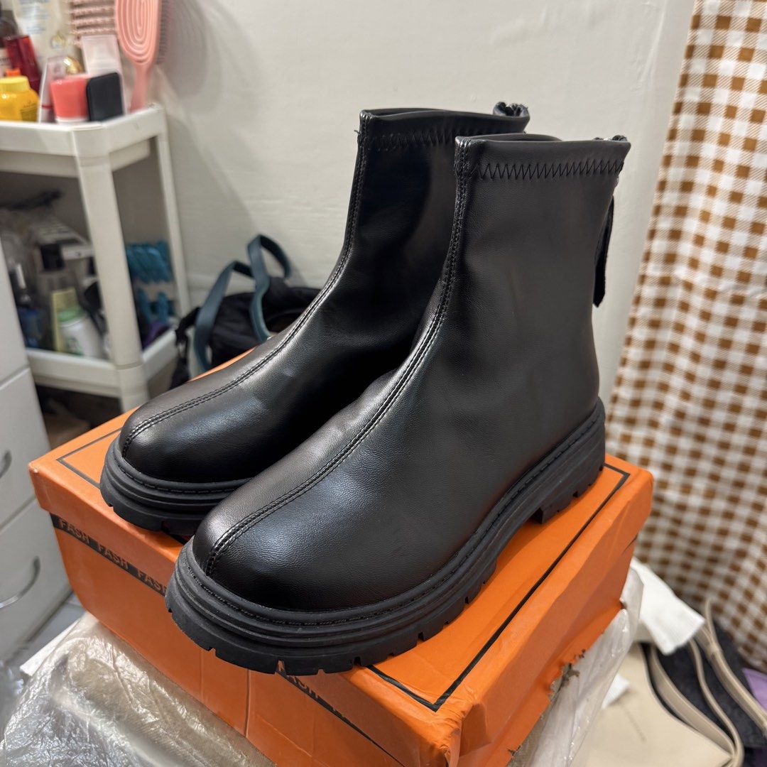 Assorted boots for men & women (Category: Boots) located in Malabon City. Submitted by shnit (Listing ID 1454657749, Image 2). Description: Assorted boots for men & women 1. Leather boots for women - size 40 / 25 cm 2. Black winter puffer boots for men - size 10US P299 only 📍Malabon city Lalamove / JNT is ok ✅.