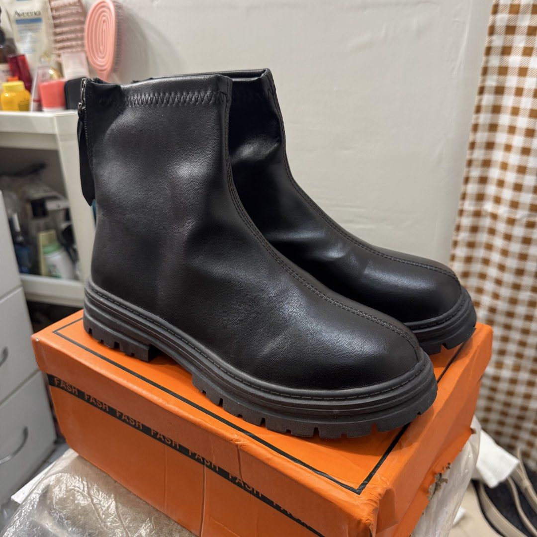 Assorted boots for men & women (Category: Boots) located in Malabon City. Submitted by shnit (Listing ID 1454657749, Image 1). Description: Assorted boots for men & women 1. Leather boots for women - size 40 / 25 cm 2. Black winter puffer boots for men - size 10US P299 only 📍Malabon city Lalamove / JNT is ok ✅.