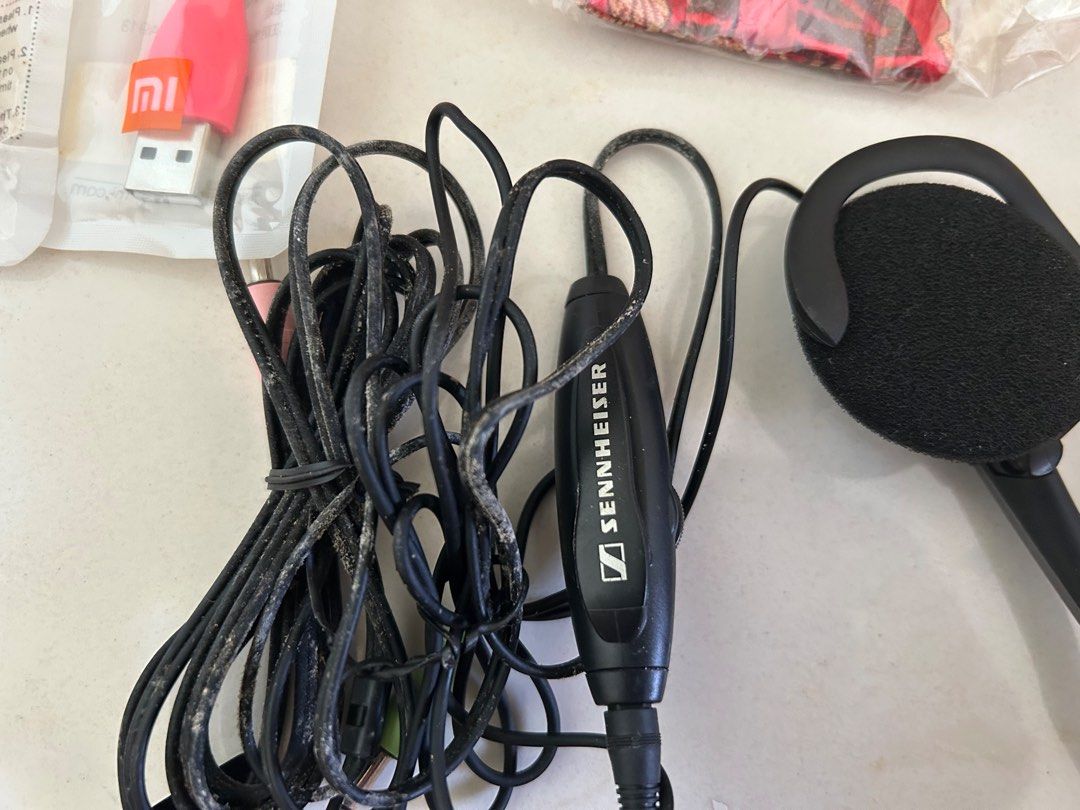 Assorted items (Category: Stationery & School Supplies) located in Singapore. Submitted by peng2007 (Listing ID 1454648574, Image 2). Description: Brand new 2 USB lights Sennheiser Earpiece New Pouch in packing To exchange with tissue packs.
