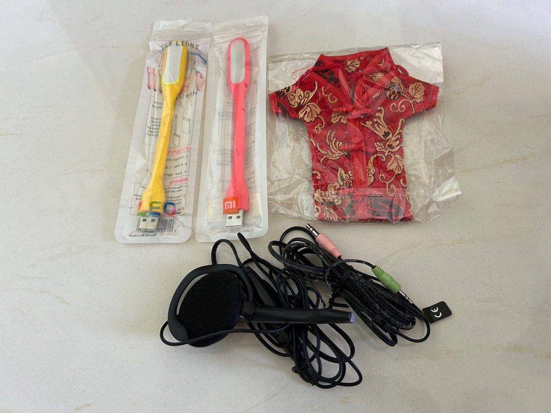 Assorted items (Category: Stationery & School Supplies) located in Singapore. Submitted by peng2007 (Listing ID 1454648574, Image 1). Description: Brand new 2 USB lights Sennheiser Earpiece New Pouch in packing To exchange with tissue packs.