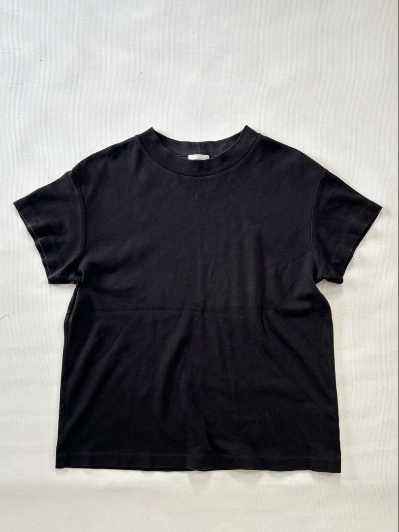 auth GU top (Category: Others Tops) located in Caloocan City. Submitted by helpmedeclutter____tf (Listing ID 1454675456, Image 1). Description: auth GU top / medium no flaws sf 95 via jnt mop: bpi or gotyme.