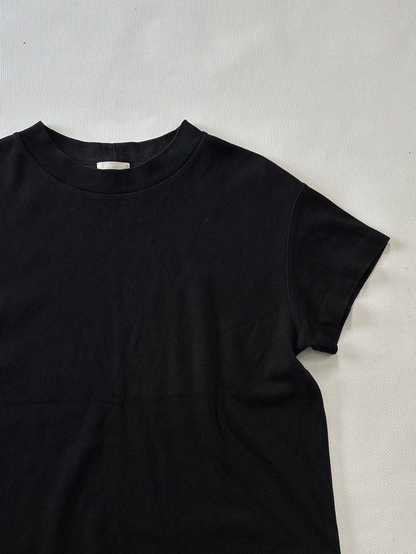 auth GU top (Category: Others Tops) located in Caloocan City. Submitted by helpmedeclutter____tf (Listing ID 1454675456, Image 2). Description: auth GU top / medium no flaws sf 95 via jnt mop: bpi or gotyme.