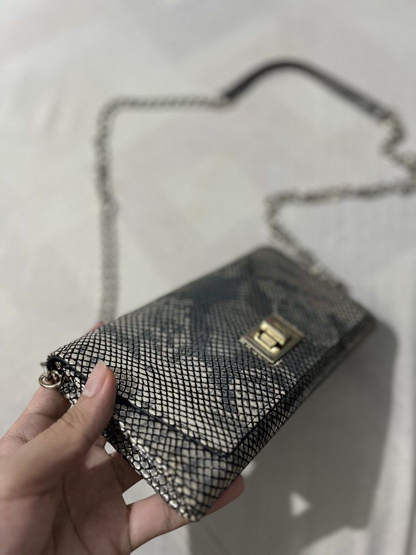 AUTHENTIC BRANDNEW Snake skin Danier bag🐍 (Category: Cross-body Bags) located in Quezon City. Submitted by hilligna (Listing ID 1454593805, Image 3). Description: Completely Brandnew Super Rare in the Market With Card and Plastics pa No any issue Brandnew Super gandang Bag ng Danier! Bought it in US for 10k+ Selling it for 3900 only Negotiable for sure buyer Sobrang rare na sa market nito PM for interested buyer.
