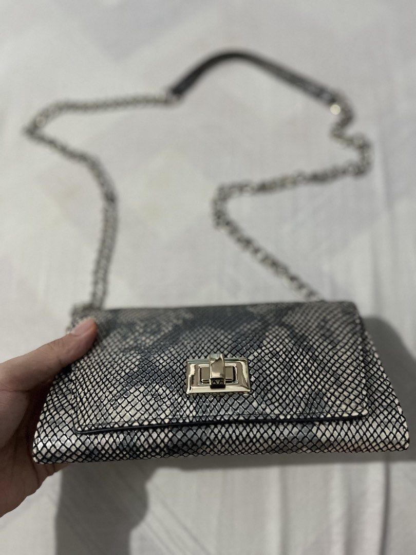 AUTHENTIC BRANDNEW Snake skin Danier bag🐍 (Category: Cross-body Bags) located in Quezon City. Submitted by hilligna (Listing ID 1454593805, Image 2). Description: Completely Brandnew Super Rare in the Market With Card and Plastics pa No any issue Brandnew Super gandang Bag ng Danier! Bought it in US for 10k+ Selling it for 3900 only Negotiable for sure buyer Sobrang rare na sa market nito PM for interested buyer.