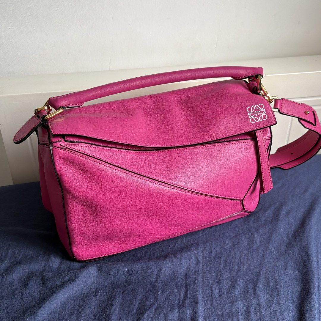 Authentic Loewe Medium Puzzle Bag (Category: Luxury Bags & Wallets) located in Manila. Submitted by snatchmybag (Listing ID 1454702662, Image 1). Description: .