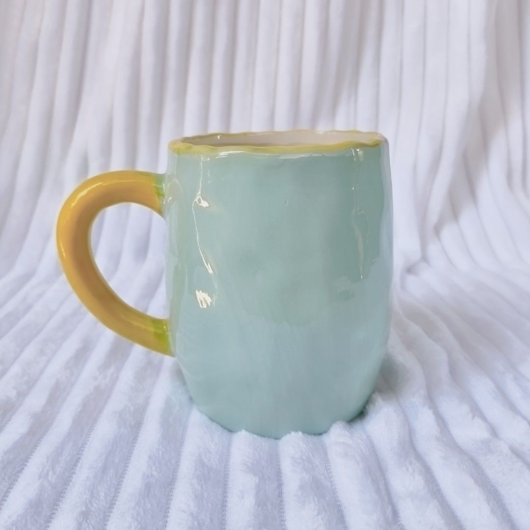 Autumn Leaves Yellow Handle Ceramic Mug (Category: Coffee & Tea Tableware) located in Bontoc. Submitted by shaneebhee (Listing ID 1447914557, Image 2). Description: Mall Pull-Out See photos for complete details, including the item's condition. .