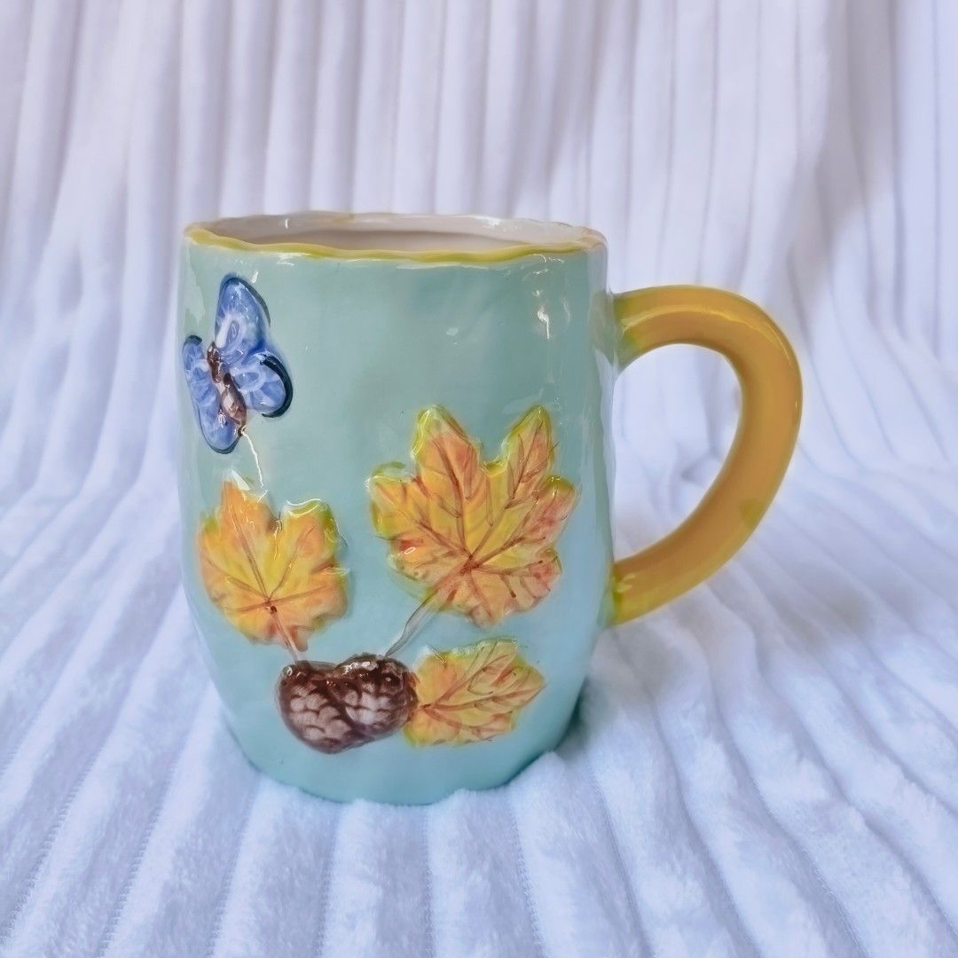 Autumn Leaves Yellow Handle Ceramic Mug (Category: Coffee & Tea Tableware) located in Bontoc. Submitted by shaneebhee (Listing ID 1447914557, Image 1). Description: Mall Pull-Out See photos for complete details, including the item's condition. .
