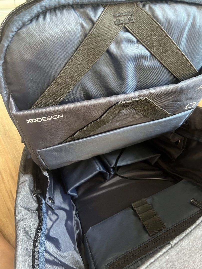 Backpack （分類：背包）位於 Hong Kong。 由 addoil26 提交（商品編號 1454655844，圖片 3）。簡介： 可以放手提電腦、平板電腦 Can hold laptop and tablet。