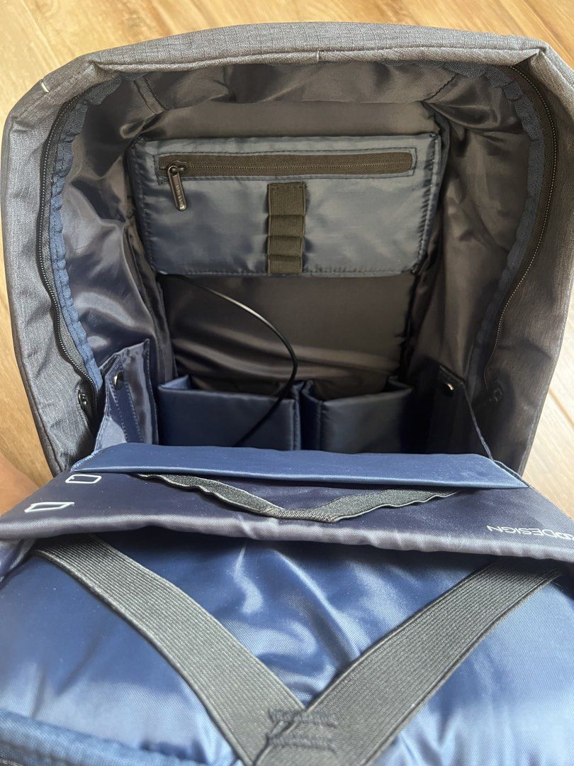Backpack （分類：背包）位於 Hong Kong。 由 addoil26 提交（商品編號 1454655844，圖片 4）。簡介： 可以放手提電腦、平板電腦 Can hold laptop and tablet。