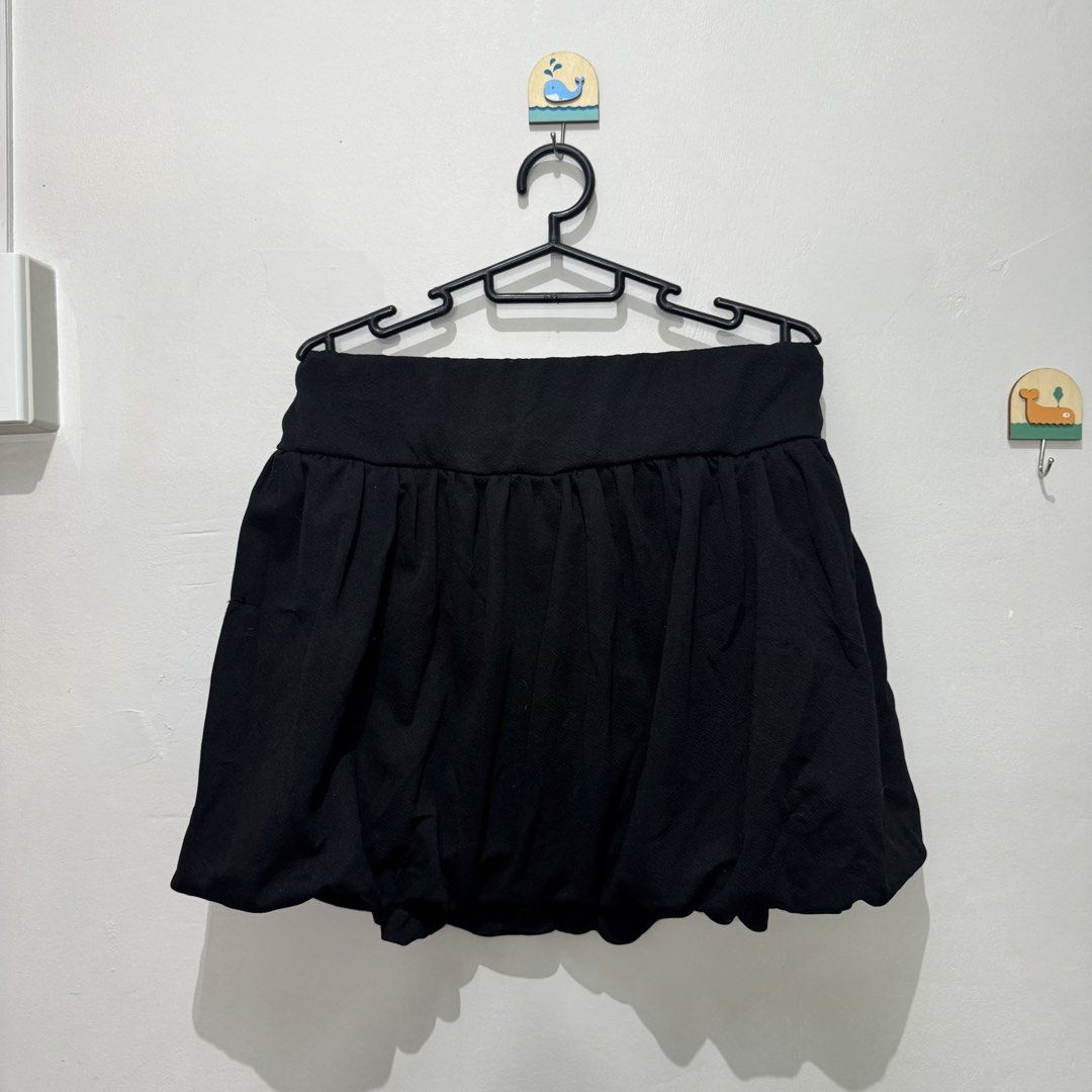 Balloon skirt (Category: Skirts) located in Malabon City. Submitted by shnit (Listing ID 1454650866, Image 1). Description: Balloon skirt M-L frame P99 only 📍Malabon city Lalamove / JNT is ok ✅.